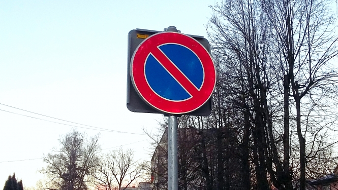Pirms novietot savu auto, jāpārliecinās, ko vēsta ceļa zīme!