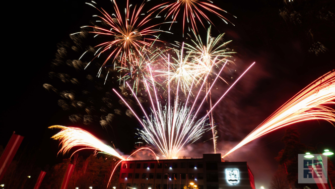 Valsts svētku uguņošana virs pašvaldības domes ēkas 2025. gada 18. novembrī