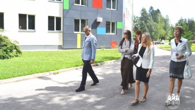 Ogrē viesojas Vides aizsardzības un reģionālās attīstības ministrijas (VARAM) valsts sekretārs