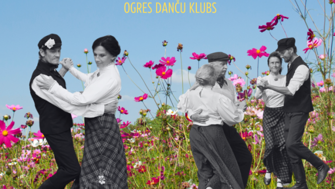 Ogres danču klubs aicina uz vasaras vakaru dančiem katru piektdienu no plkst. 19.00 līdz 22.00 Neatkarības laukumā Ogrē. Attēlā deju pāri stilizētos tērpos dejo ziedu pļavā, zilas debesis.