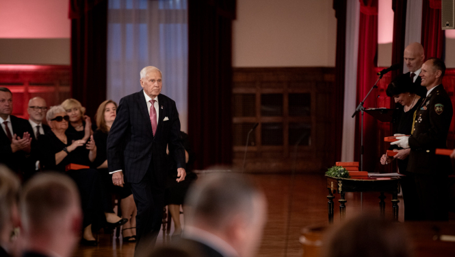 Lepojamies ar Ogres novada iedzīvotājiem – valsts augstāko apbalvojumu saņēmējiem! Pēc apbalvojuma dodas Ivars Kaļķis