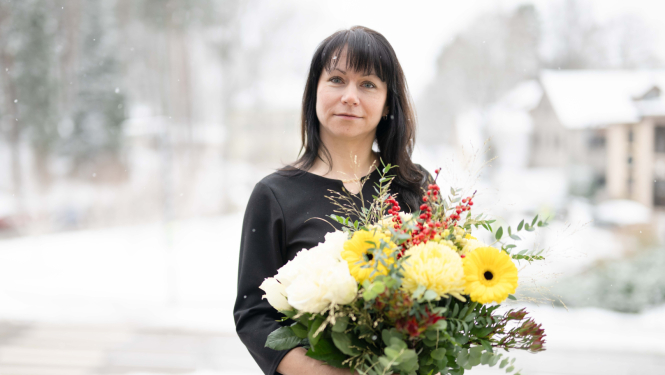 Vita Kalniņa uz sniegotās Ogres pilsētas fona