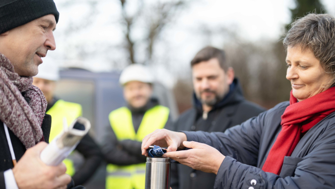 Ogrē iemūrēta kapsula jaunas volejbola halles būvniecībai. Attēlā A. Mangulis, D. Žindiga un A. Krauja