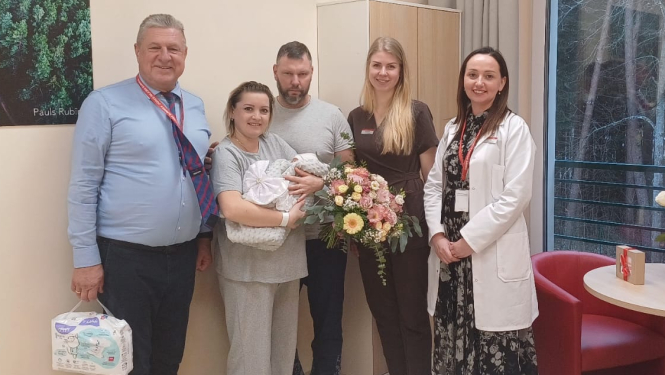 Ogres rajona slimnīcas vadība un personāls sveic 2025. gada 500. mazuli, kas piedzimis tieši Ogrē