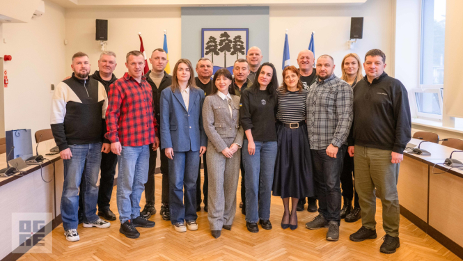 Viesu un pašvaldības pārstāvju kopbilde pašvaldības domes sēžu zālē