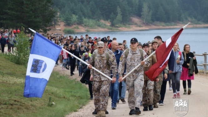 Zilajos kalnos norisinājies militāri patriotiskās audzināšanas pārgājiens