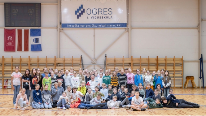 Paralimpietis Aigars Apinis viesojas Ogres Valsts ģimnāzijā 