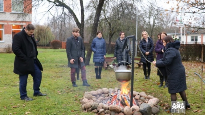 Svētku priekšvakarā atklāj Montesori grupu un mastā paceļ Latvijas karogu