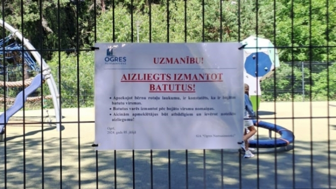 Paziņojums par aizliegumu izmantot batutus rotaļlaukumā J. Čakstes ielā Ogrē