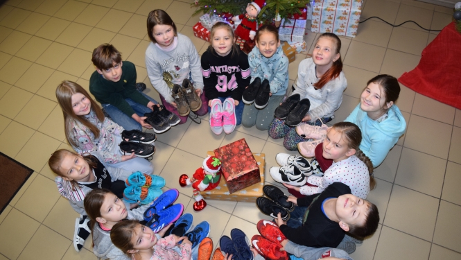 Ķeipenes pamatskola pateicas par saziedotajiem sporta apaviem