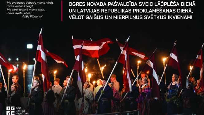 Ogres novada pašvaldības apsveikums Valsts svētkos. Attēlā cilvēki ar lāpām un valsts karogiem