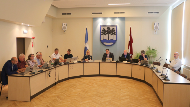 Komiteju priekšsēdētāji lūdz par 20% samazināt atalgojumu