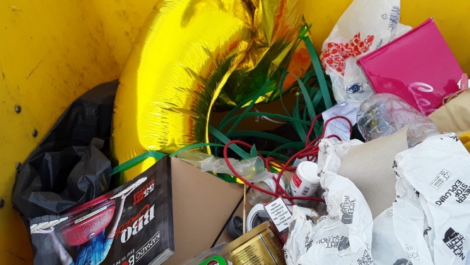 atkritumu konteineris pilns ar dažāda veida atritumiem