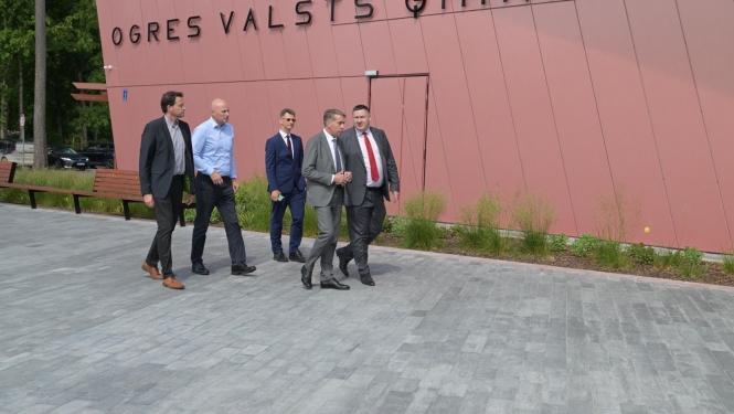 Egils Helmanis ar pašvaldības paŗstāvjiem un Uldis Augulis pie Ogres Valsts ģimnāzijas ēkas 31.05.2024.