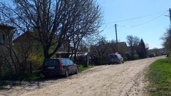 Automašīnas ielas malā