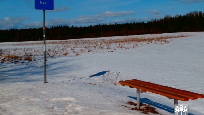 Vairākās novada sabiedriskā transporta pieturvietās uzstādīti jauni soliņi