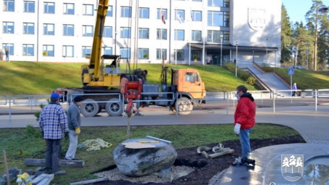 Baltās cielavas skulptūras uzstādīšana