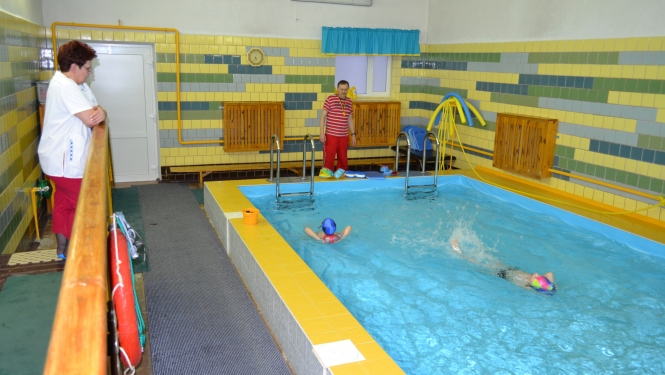 Bērni var mācīties peldēt PII “Saulīte” peldbaseinā