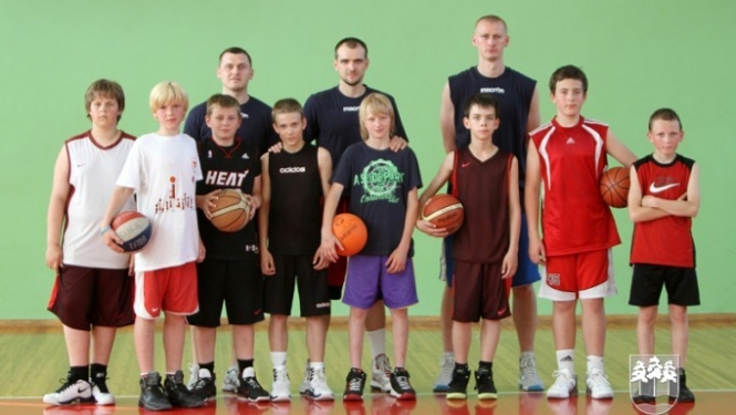 Ogres Basketbola skolā viesojas groza bumbas meistari