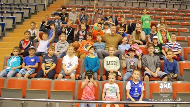Basketbola skolas jaunajiem sportistiem iespēja satikt Kristapu Porziņģi