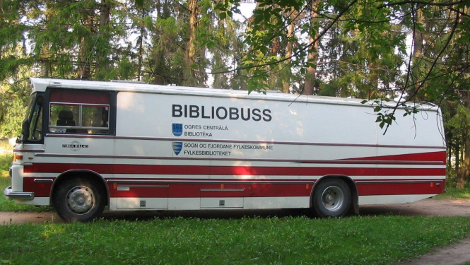 Izsolē pārdos kravas furgonu - bibliobusu