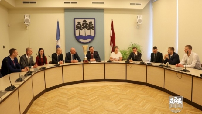 Pašvaldības vadība pateicas BK “Ogre” komandai