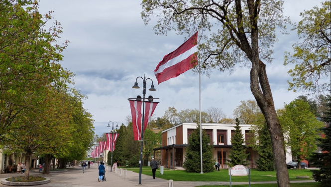 Brīvības iela Ogrē ar Latvijas karogiem 04.2024.