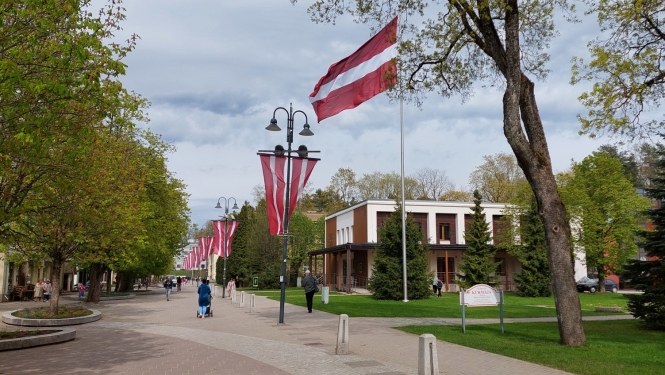 Brīvības iela Ogrē ar Latvijas karogiem 04.2024.