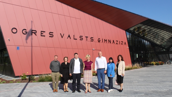 Andas Čakšas vizīte Ogrē foto pie Ogres Valsts ģimnažijas ēkas 22.09.2023.