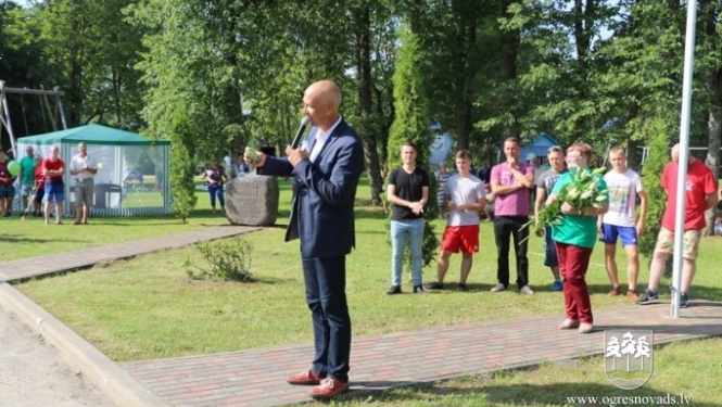 Sveic jaundzimušos Meņģelē un Krapē