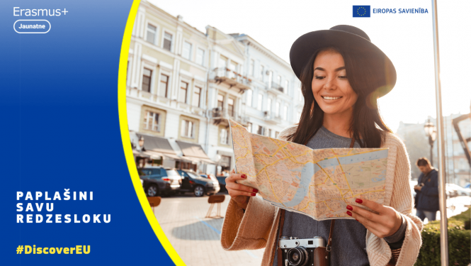 “DiscoverEU” bezmaksas ceļošanas kartes rezultāti, meitene ar cepuri skatās kartē. 01.2024