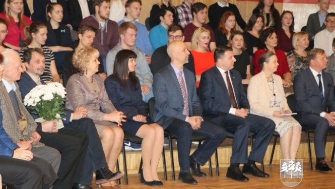 Latvijas Valsts prezidents viesojas Ogres Valsts ģimnāzijā