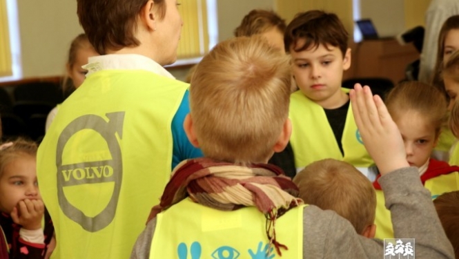 Skolēni apgūst jautājumus, kas saistīti ar drošību ceļa tuvumā
