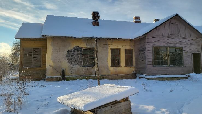 Dzelzceļa ēka 54.km Suntažu pagastā no ārpuses