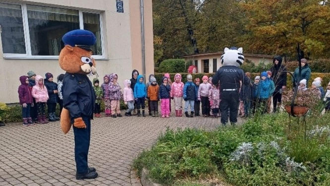 Zvēru maskās tērpti Valsts policijas pārstāvji bērnudārza pagalmā tiekas ar bērniem