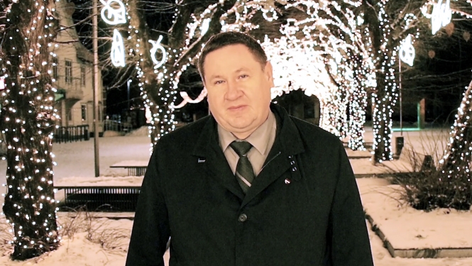 Egils Helmanis uz Ziemassvētku rotājumu fona