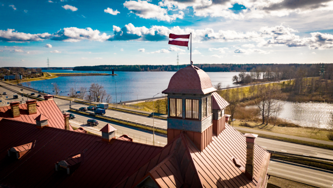 Ogres vecais kultūras nams ar Latvijas karogu tā tornī