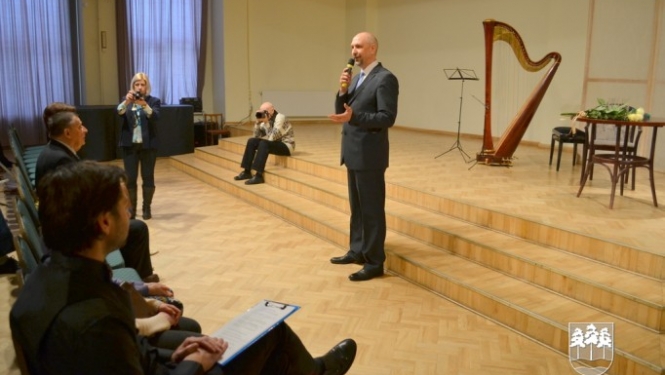 Pasniedz apbalvojumu „Gada ogrēnietis”