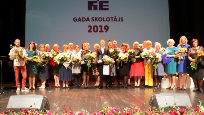 Pasniedz balvu “Gada skolotājs 2019”