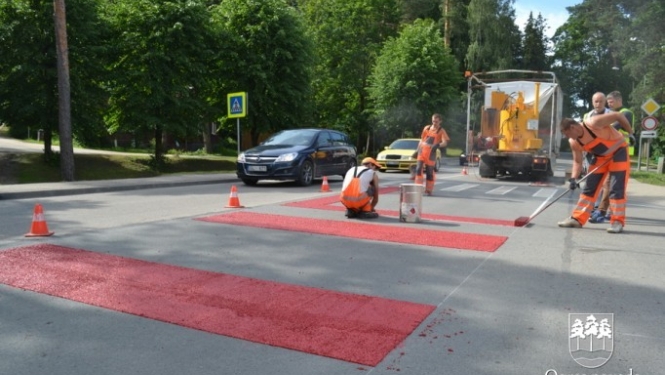 Ogrē tiek īstenots Latvijā pirmais projekts - gājēju pārejas apstrāde ar īpašu materiālu