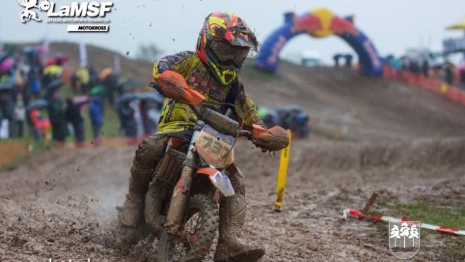 Motokrosa braucējs Gaļcins pārliecinoši uzvar Aizputē