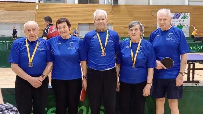 Sportisti, kas Latvijas Sporta Veterānu Savienības 60. sporta spēlēs galda tenisā pārstāvēja Ogres novadu.