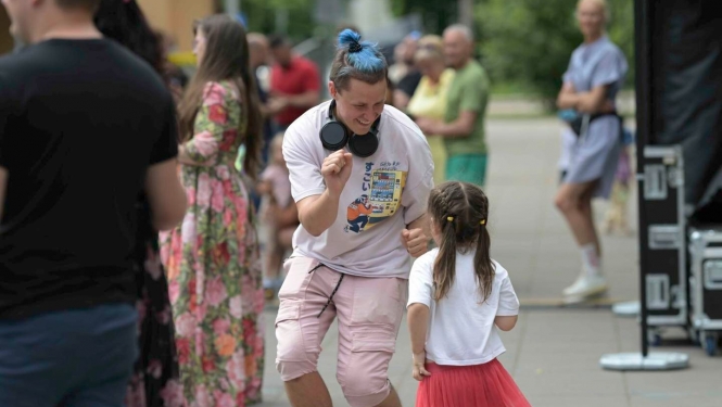 Pieaugušais un bērns sarokojas Ģimenes diena Ogrē 2024