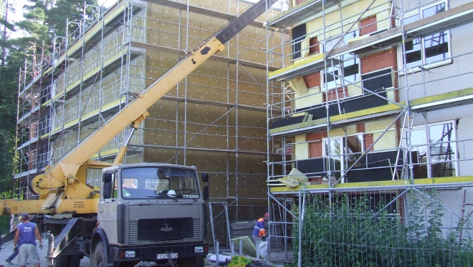 Renovē skolas ēku un rekonstruē stadionu