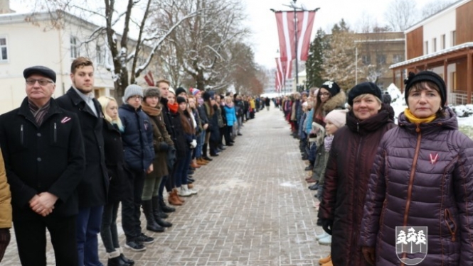 Skolēni godina Latvijas karogu