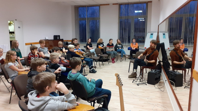 Ģitārspēles meistarklase ar Matīsu Čudaru iedvesmo jaunos ģitāristus