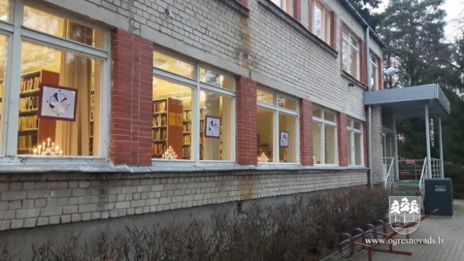 Bibliotēkā oriģināli un unikāli Ziemassvētku rotājumi