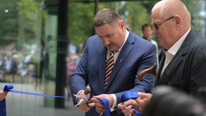 Egils Helmanis un Indulis Trapiņš pārgriež lentu 23.08.2024.