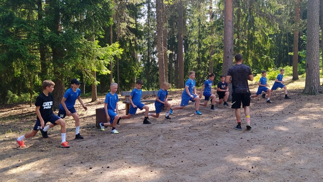 Sporta treniņi mežā