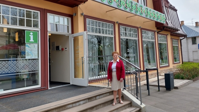 Ināra Klintsone Pie zelta liepas